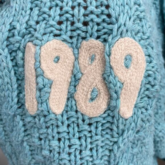 Taylor Swift Blue Cable Knit Cardigan - Picture 4 of 9